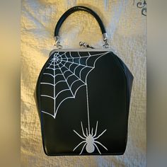 Brand New Spider Coffin Purse Halloween Handbags, Diy Coffin, Coffin Purse, Quick Sewing Gifts, Vintage Hand Bags, Addams Aesthetic, Goth Purse, Girly Goth, Backpack Ideas