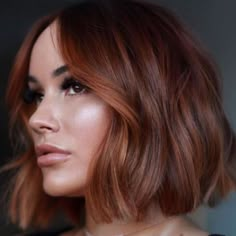 7 tipos de tinte castaño cobrizo que son irresistibles esta temporada | Glamour Very Dark Brown Hair Short, Dark Auburn Hair Short, Dark Ginger Short Hair, Short Dark Copper Hair, Short Copper Brown Hair, Short Red Brown Hair, Dark Ginger Hair Color, Dark Brown Copper Hair, Dark Copper Brown Hair