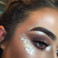 Coachella Make-up, Coachella Makeup, Festival Makeup Rave, Silver Eye Makeup, Make Up Gold, Festival Makeup Glitter, Angel Makeup, Festival Glitter