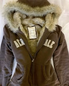 #y2k Cardigan Fall Outfit, Warm Hoodies, 00s Mode, The Cardigans, Fur Jackets, Collared Sweatshirt, Fur Coats, Swaggy Outfits