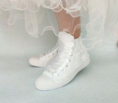 Make your wedding special with a pair of Converse made with beautiful lace and ribbons! Unique and different for every bride! Choose the ribbon that suits you among the many options I give you, and if the color you want is not available, contact me so we can create it! You can also choose personalization on the back of the hem or on the ribbon on the front of the toes. ★ Tip: Converse size is one size larger than other companies (eg if you wear Nike 8, Converse 7.5) - Upper piece of durable canv Lace Converse, All White Converse, Shoes For Dancing, Platform Wedding Shoes, Bride Converse, How To Lace Converse, Bridal Converse, Custom Wedding Shoes, Wedding Shoes Platform