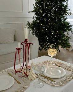 Christmas Table Aesthetic, Dinner Table Decor Christmas, Christmas Dinner Aesthetic, Christmas Apartment, Xmas Deco