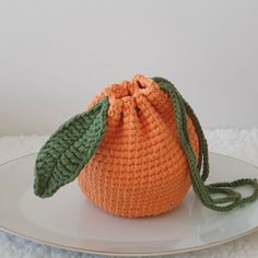 Handmade orange knit bag. So cute. Vintage and retro vibe Crochet Graphgan Scarf, Crochet Clothing Beginner, Crochet Art Projects, Sellable Crochet Projects, Spring Crochet Ideas To Sell, Spring Crochet Ideas Projects, Spring And Summer Crochet Ideas, Chrocet Idea Cute, Goblincore Crochet Ideas