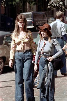 Outfits From The 70s 1970s Street Styles, Retro Summer Fashion, Vintage 70s Fashion, Early 70s Fashion, 1970s Aesthetic, Decades Of Fashion, Boston Fashion, 70s Photos, Moda Hippie