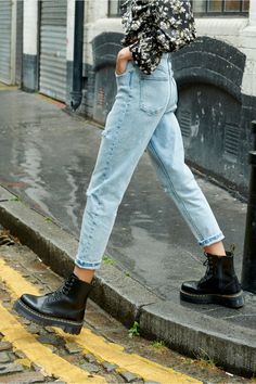 Mum Jeans Outfit, Abbey Aesthetic, Beach Casual Outfit, How To Style Doc Martens, Jeans And Combat Boots, Doc Martens Women, Outfits For Ladies, Dr Martens Style, Mum Jeans