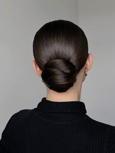 Bridal Hair Updo Sleek Classy, Minimal Shinion Hair, Sleek Bridal Hair Updo, Royal Bun Hairstyles, Elegant Hair Buns Classy, Low Bun Straight Hair, Slicked Back Wedding Hair Updo, Bride Bun Hairstyles, Sleek Hair Updo