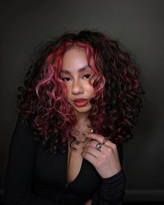 18 Money Piece Curly Hair Styles To Give Your Curls A Pop Of Color Money Piece Curly Hair, Dark Maroon Hair, Undercolor Hair, Curly Pink Hair, Underdye Hair, Hair Dyed Underneath, Dyed Curly Hair, Highlights Curly Hair, Peekaboo Hair