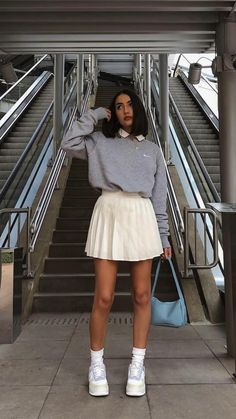 🤍 Tenis Skirt Outfits Winter, Plated Mini Skirt Outfit, Short White Pleated Skirt Outfit, What To Wear With A White Skirt, Pleated White Skirt Outfit, Flowy Mini Skirt Outfit, Short White Skirt Outfit, Short Pleated Skirt Outfit, White Skirt Winter