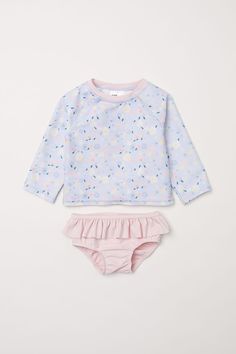 12 Seriously Cute (& Practical) Swimsuits for Toddlers Famous Babies, Baby Jordans, Toddler Swimsuits, Baby Education, Baby Swimsuit, Camo Baby Stuff, Carters Baby Boys, Swimming Outfit, Baby Boy Fashion