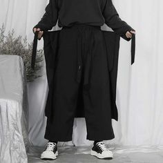 Modern Hakama Pants | Eiyo Kimono Hakama Pants Drawing Reference, Japanese Pants Hakama, Hakama Pants Men, Basic White Boy Outfit, Japan Fashion Women, Hakama Trousers, Streetwear Harajuku, Fusion Fashion, Hakama Pants