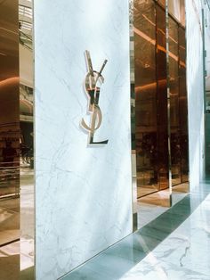 Aesthetics of yves saint laurent store shop marble gold Dior Store Aesthetic, Chanel Store Aesthetic, Tapeta Aesthetic, Yves Saint Laurent Aesthetic, Ysl Muse, Saint Laurent Store, Dior Store