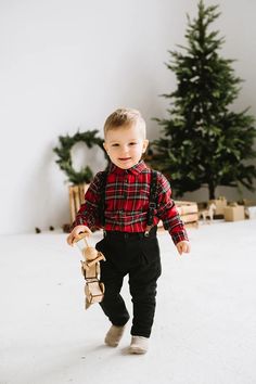 Rodzinna sesja bożonarodzeniowa w studio Baby Boy Christmas Photoshoot, Kids Christmas Outfits Boys, Toddler Christmas Photoshoot, Toddler Christmas Photos, Toddler Boy Christmas Outfits, Christmas Photos Outfits, Christmas Pictures Outfits, Baby Boy Christmas Outfit, Baby Boy Winter Outfits