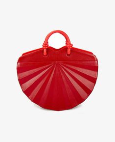 Uma bolsa toda estrutura e feita com couro legítimo, é a releitura fiel de um leque aberto e possui um shape atemporal e exclusivo. Com um trabalho manual impecável para dar forma ao plissado do leque, uma verdadeira obra prima feita com carinho por nossos artesãos. A abertura é feita com imã invisível, possui bolso interno, alça de mão e uma alça ajustável a tiracolo removível. Disponível nas cores: Preto, Vermelho e Rosa. Movimentos, cores vibrantes e ícones da cultura espanhola embalam essa c Givency Antigona Bag, Diy And Crafts, Coin Purse, Wallet