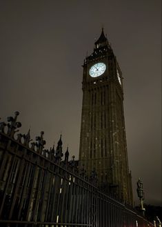 the big ben clock tower towering over the city of london, england at night time