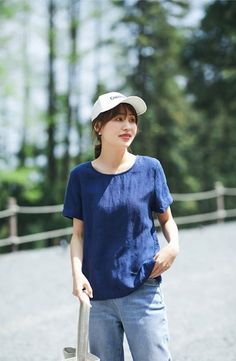 "★ Material: 100% Linen ★ Model Size: -- Model wear size M -- Model is 170 cm / 5'8\" -- Model measurements (bust 31\" / waist 26\" / hips 36\" ) ★ In order to make it more suitable for you. please tell me your body measurements : -- your Height -- your Weight -- your Bust  -- Phone number for shipping Size S (US 4-6 | UK/AU 8-10 ) Bust: 88 cm / 34.6 inch  Shoulder: 38 cm / 15 inch Length: 60cm / 23.6 inch Size M (US 8-10 / UK/AU 12-14) Bust: 94 cm / 37 inch Shoulder: 40 cm / 15.7 inch Length: 60cm / 23.6 inch Size L (US 12-14 | UK/AU 16-18) Bust: 100 cm / 39.3 inch Shoulder: 40 cm / 15.7 inch Length: 60cm / 23.6 inch Size XL (US14-16 | UK/AU 18-20 )  Bust: 110 cm / 43.3 inch Shoulder: 42 cm / 16.5\" Length: 60cm / 23.6 inch Size XXL (US 18-20 | UK/AU 22-24 )  Bust: 120 cm / 47.2 inch Shou Oversized Shirt Plus Size, Linen T Shirt, Short Sleeves Shirt, Shirt Linen, Linen Tee, Broad Shoulders, Linen Tshirts, Summer Linen, Linen Tunic