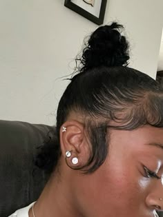 Slick Back Bun Short Natural Hair, Double Ear Piercing Black Woman, Second Ear Piercing Classy, Mini Buns Hairstyles, Cute Bun, Really Curly Hair, Natural Hair Bun Styles, Pretty Ear Piercings