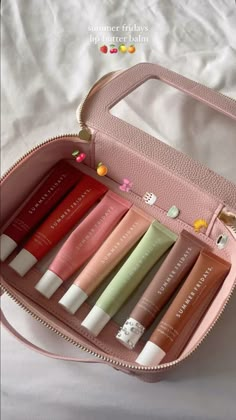 Best lippies ever u need them!! Summer Fridays Lip Butter Balm, Profumo Victoria Secret, Summer Fridays Lip, Lip Butter Balm, Makeup Bag Essentials, Sephora Skin Care, Fancy Makeup, Pretty Skin Care, Mini Makeup