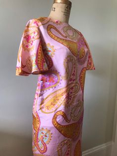 Pink Paisley Print Dress For Spring, Pink Paisley Print Spring Dresses, Spring Pink Paisley Print Dress, Vintage Pink Printed Dresses, Retro Summer Dresses With Paisley Print, Retro Pink Silk Dress, Pink Retro Silk Dress, Pink Silk Retro Dress, Vintage Paisley Print Dress