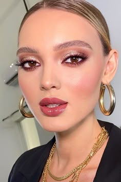 Make Up For Golden Outfit, Part Makeup Looks, Pink And Gold Eye Look, Make Up For Rose Gold Outfit, Rose Glam Makeup, Chic Eye Makeup, Pink And Gold Glam Makeup, Pink Bronze Eye Makeup, Spring Makeup For Brown Eyes