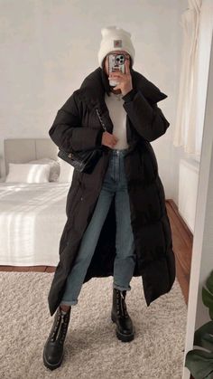 Long Black Puffer Coat Outfit, Long Puffer Outfit, Black Puffer Coat Outfit, Puffy Coat Outfit, Puffy Jacket Outfit, Long Black Puffer Coat, Puffer Coat Outfit, Black Jacket Outfit, Outfits Juveniles