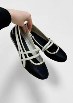 Sneaker Ballet Flats, Essex Girl, Heels Aesthetic, Tabi Shoes, Stylish Fall Outfits, Fashion Fits