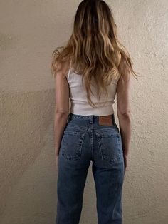 vintage Levi's are truly the best quality.  these feature a tapered leg with an easy to wear wash and zipper fly. in perfect condition  *Waist: 28in *Length:41in *Inseam: 31in *Label: 550 relaxed fit tapered fit 3 jr Levis 550 Jeans Outfit Women, Levis 550 Jeans Outfit, 70s Prairie Dress, Levis 550 Jeans, Jeans Outfit Women, Jeans Outfit Summer, Levis Vintage, Vintage Levis Jeans, Denim Style