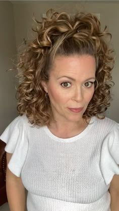 Sandi 🇨🇦 Curly Hair Care on Instagram: "Long hair vs. shorter hair version When I saw Nikita’s @curlykiet video, I knew I wanted to try it! What do you think? Tag us if you try it. #easyupdo #curlyupdo #simplehairdo #easyhairstylesforgirls #easyhairstyles #easyhair #simplehair #embraceyourcurls #hairlove #loveyourcurls #meandmycurls #curlsaunaturel #curllove #curlspoppin #hairgram #curlycommunity #womensupportingwomen❤️" Hairstyles For Fine Curly Hair, Easy Curly Hairstyles For Medium Hair, Curly Updos, Short Curly Hair Updo, Shirt Curly Hair, Diy Hair Hacks, Curly Hair Up, Short Hair Hacks, Curly Hair Updo