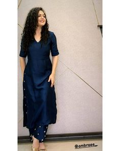 Kurta Designs Women From Saree, Monochrome Salwar Suits, Self Design Kurti Patterns, Slip Kurti Design, Casual Indian Wear Women, Simple Daily Wear Kurti, New Churidar Designs 2023, Chudidars Designs For Stitching, Silk Cloth Dress Design