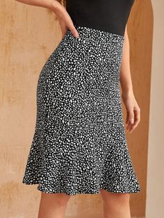 Winter Skirt Fashion, Women Bottoms, Stylish Skirts, Skirt Trends, Curvy Women Outfits, Outfits Spring, Hem Skirt, Casual Chic Outfit, Pleated Midi Skirt