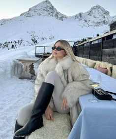 ski outfits | uggs | casual outfit | work outfits inspo | autumn fashion | outfit inspo | fashion inspo | style inspo | chic outfits | classy style | 2023 | #autumn #fashion #aesthetic | all rights to the creator Mode Au Ski, Ski Trip Outfit, Apres Ski Outfits, Ski Aesthetic, Apres Ski Party, Mountain Outfit, Girls Fur, Snow Trip, Ski Outfit