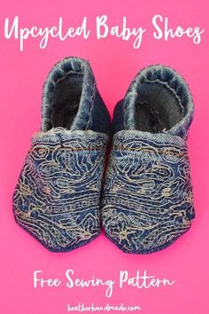 a pair of baby shoes with the words, free sewing pattern