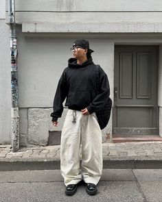 Baggy Hiking Outfit, Baggy Jeans Timbs Outfit Men, Baggy Outfit Ideas Men, Fashion Mfs Outfits, Clean Fits Men, Simple Baggy Outfits, White Baggy Pants Outfit, Baggy Sweatpants Outfit Men, Baggy Mens Fashion