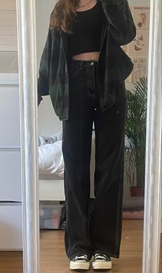 High Waisted Jeans Outfit Casual Chic, Outfit Ideas With Green Converse, Outfit Idea With Converse, Outfits To Wear With Green Converse, Converse Fits Aesthetic, Outfit Ideas For School Converse, Styling Green Converse, Aesthetic Outfits Downtown Girl, Green School Outfits