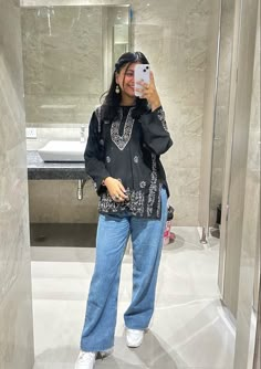 Black Kurti Outfit Jeans, Kurti With Jeans Outfit Ideas, Black Short Kurti Outfit, Styling Kurti With Jeans, Kurtis Jeans Outfit, Chikankari Kurti With Baggy Jeans, Black Short Chikankari Kurti, Chikan Kurti With Jeans