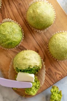 These simple Spinach Cake Muffins have the perfect amount of sweetness and an appealing bright green color but no intense spinach flavor! Kids (and adults) love them! Spinach Cookies, Pancake Muffins, Breakfast Cake