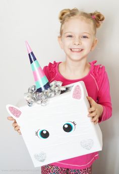 75+ Magically Inspiring Unicorn Crafts, DIYs, Foods and Gift Ideas: Unicorn Valentine Box from Artsy Fartsy Mama Classroom Valentines Party, Saint Valentin Diy, Valentines Bricolage, Valentinstag Party