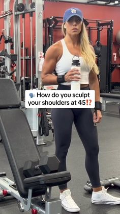 a woman standing in front of a gym machine with the caption, how do you sculpt your shoulders at 45?