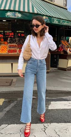 Chic Fall Work Outfits For Women, Parisian Classic Style, Statement Sweater Outfit, Spring Outfits 2024 Dress, Classic Style Feminine Work Outfits, Italian Street Style 2023, Paris Outfits Spring Aesthetic, Fancy Outfit With Jeans, French Girl Fall Outfits