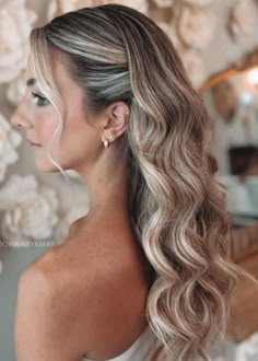 👰✨ Elevate your bridal beauty with this ethereal wedding hairstyle inspiration! From romantic updos to cascading curls, find the perfect look that mirrors your dream wedding. Pin now for the ultimate bridal glam inspo! 💕💐 #WeddingHairstyles #BridalBeauty #SayIDoInStyle Bride Hair One Side Pinned Back, Eras Hair, Curled Wedding Hair, Blonde Wedding Hair, Bridal Hair Down, Side Swept Hairstyles, Guest Hair, Bridesmaid Hair Makeup