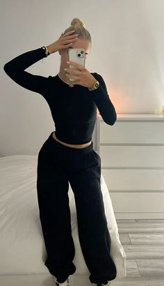 Scandinavian Style Summer Outfits, Clean Girl Fashion Aesthetic, Outfit Ideas Everyday Simple Elegant, Basic Winter Streetwear Sweatpants, Daisy Louisa Outfits, Clean Girl Outfits Aesthetic, Casual Cozy Fit Long Sleeve Tracksuit, Cozy Winter Aesthetic Outfits, Cozy Long Sleeve Winter Tracksuit