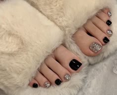 Pretty Pedicure Ideas, Black And Silver Pedicure, Goth Toe Nails, Toe Gel Nail Designs, Pedicure Nails Ideas, Ideas Para Pedicure, Sparkle Toe Nails, Goth Pedicure, Foot Nail Designs