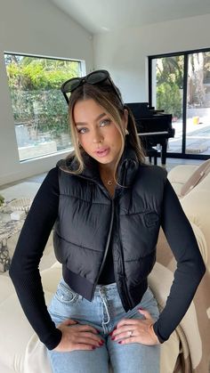 Sierra Furtado Outfits, Sleeveless Puffer Jacket Outfit, Black Puffer Vest Outfit, Vest Outfits Aesthetic, Sierra Furtado, Puffer Vest Outfit, Sleeveless Puffer, Trendy Halloween Costumes