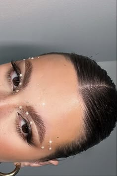 Makeup For Coachella, Make Up Trends Fall 2024, New Years Party Makeup, White Pearl Makeup, Face Gems Ideas, Hair With Diamonds, Gems Eye Makeup, Cristal Makeup, Makeup Ideas New Years