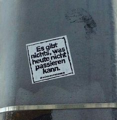 a sticker on the side of a parking meter reads, es glitt nights, was heute nich passiern kann