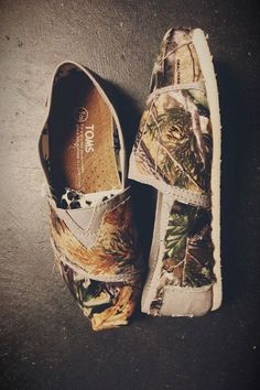 Camo toms =perfection Cheap Toms Shoes, Toms Shoes Outlet, Valentino Rockstud, Camouflage Print, Eclectic Fashion, Kinds Of Shoes, Old Hollywood Glamour, Shoes Outlet, Shoe Obsession