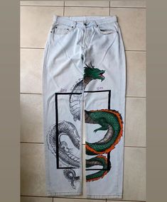 Trouser Painting Ideas, Custom Clothes Ideas, Custom Painted Clothes, Art On Pants, Custom Jeans Diy, Reworked Clothes, Denim Diy Clothes, Diy Denim Jacket, Painted Clothes Diy