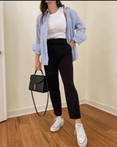 Blue Stripe Shirt Outfit, Blue Striped Shirt Outfit, Outfit Trabajo, Outfits With Striped Shirts, Ladies Outfits, Casual Chic Outfits, Casual Work Outfits Women, Casual Outfit Inspiration, Cold Outfits