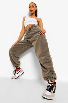 NWT Boohoo Jogger Pants Size: medium 100% cotton Waist: 26" Inseam: 30" Outseam: 40" Leg opening: 4.5" Front rise: 13.5" I combine shipping :) simply add items to your cart and request for an invoice with combined shipping Pants Photoshoot, Joggers Grey, Soft Sweatpants, Athleisure Style, Women Jogger Pants, Outfit For Travel, Winter Apparel, Denim Midi Dress, Autumn 2022