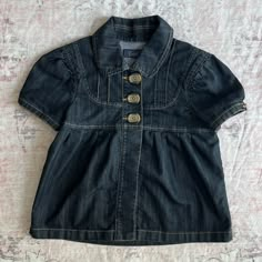 Clothing Details Ideas Inspiration, Collared Shirt Layered Outfit, How To Style Button Up Shirts Women, Denim Button Up Shirt Outfit, Gingham Outfit Ideas, Button Up Shirt Outfit Women, 90s Layering, Button Up Outfits, Dress Shirt Outfit