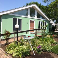 This mid-century modern curbside mailbox design was inspired by those produced in the 1950s and 1960s. Two-tone color brings out the design’s clean lines. Colors are original Eichler Exterior Accent Colors. Now you can have a mailbox that looks great with your mid-century, modern, and/or contemporary home. The perfect blast from the past for your Atomic Ranch! Proudly crafted in America. Mid Century Modern Ranch Exterior, Mid Century Front Porch, Mid Century Backyard, Modern Ranch Exterior, Eichler Exterior, Modern Mailbox Design, Mid Century Modern Mailbox, Mid Century Modern Ranch, Modern Mailbox